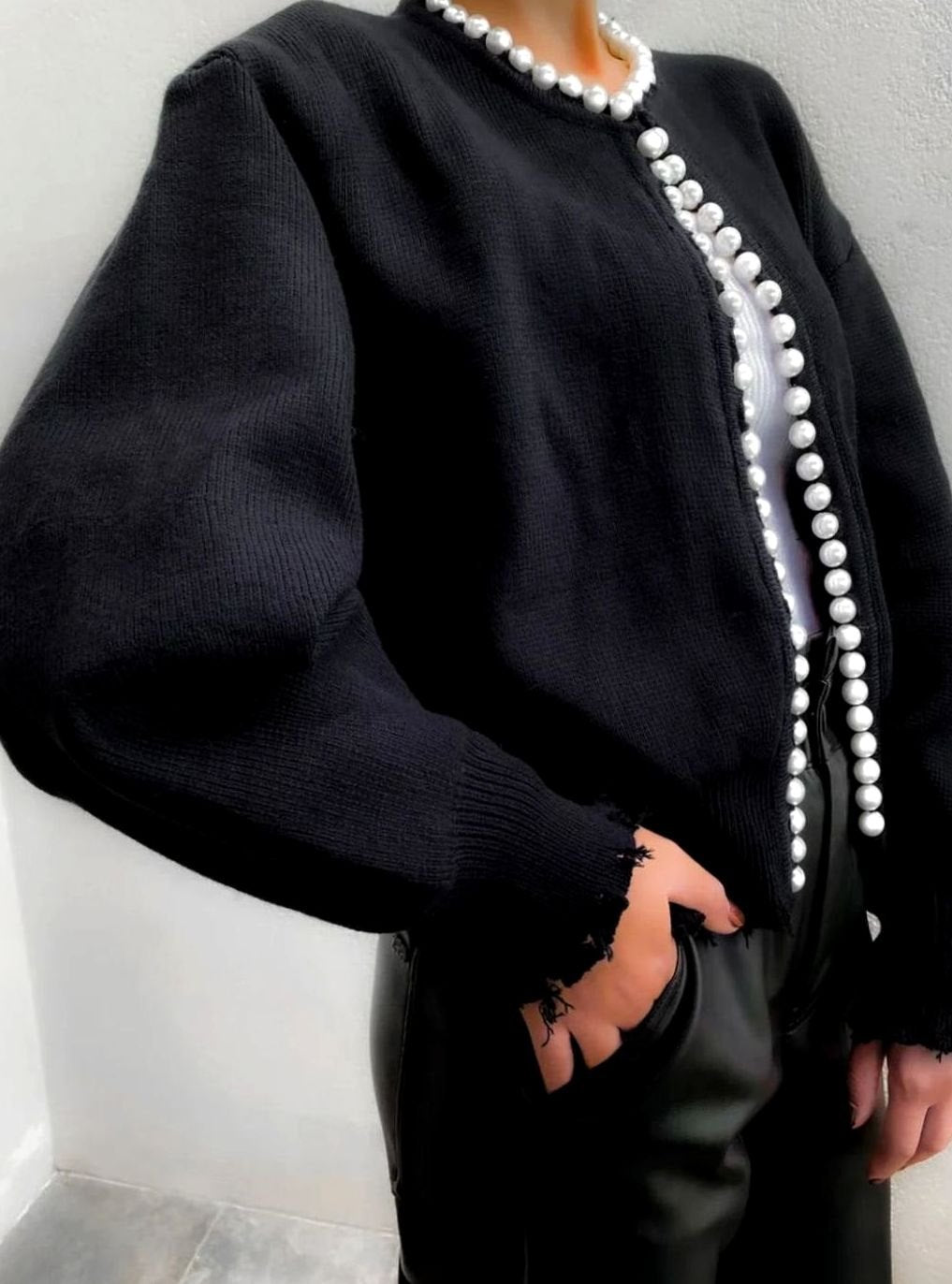 Cárdigan de punto abierto en color negro para mujer, vista frontal