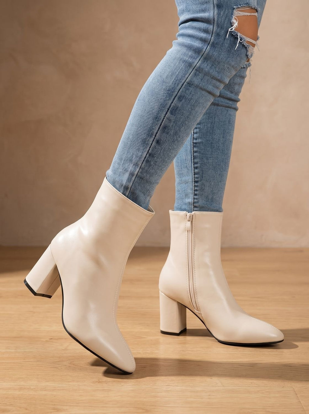 Botines de mujer combinados con vaqueros para un look casual