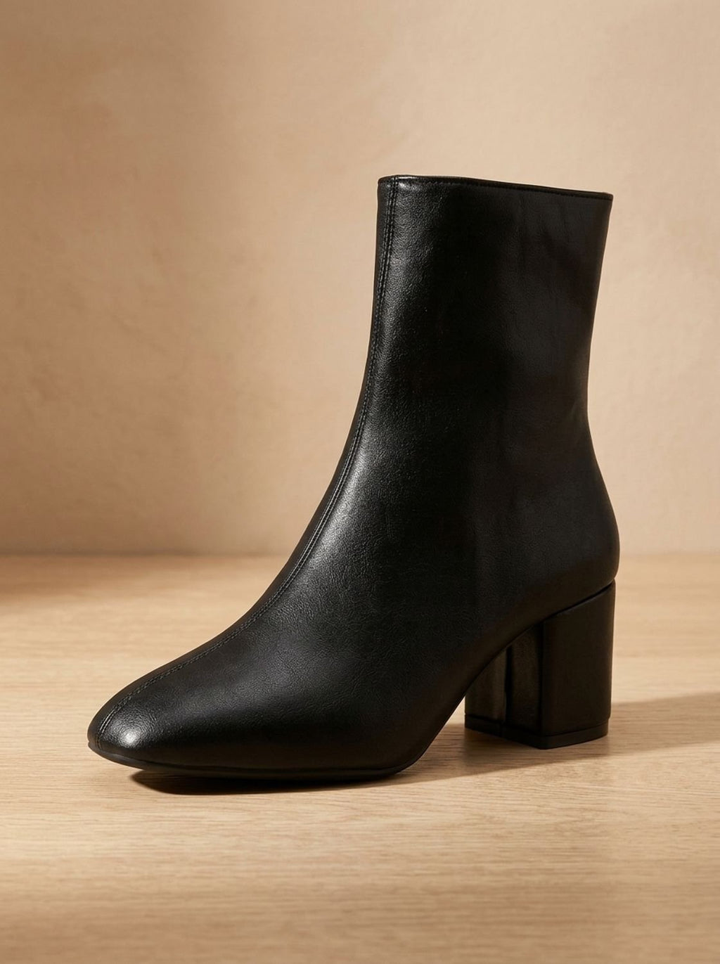 Botines de tacón grueso combinados con vestido para una salida nocturna