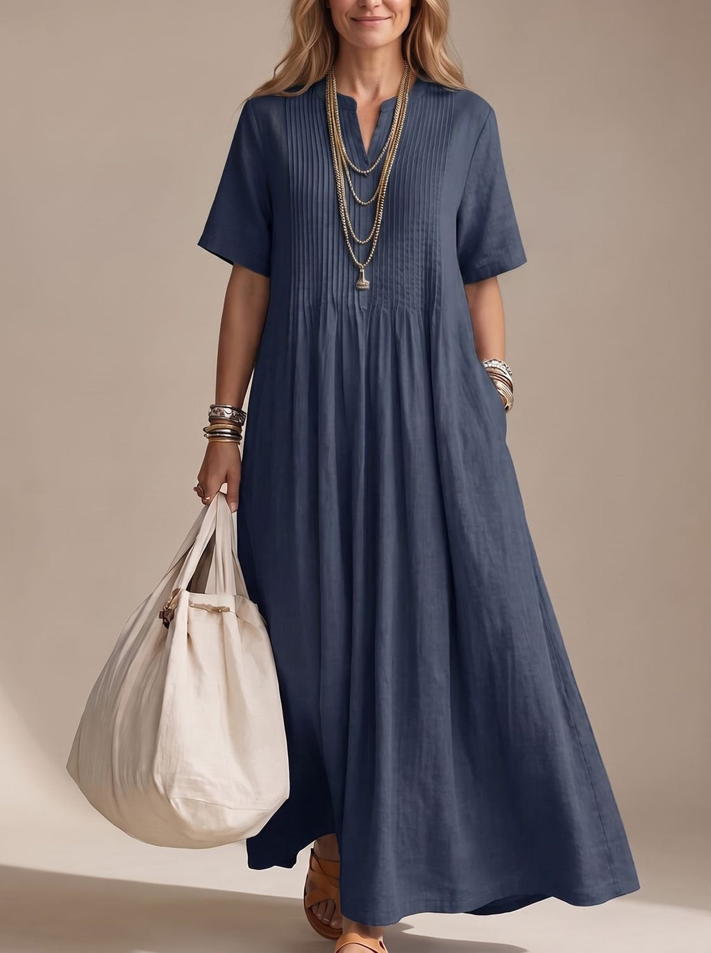 Mujer luciendo el vestido largo plisado con bolsillos laterales en look casual