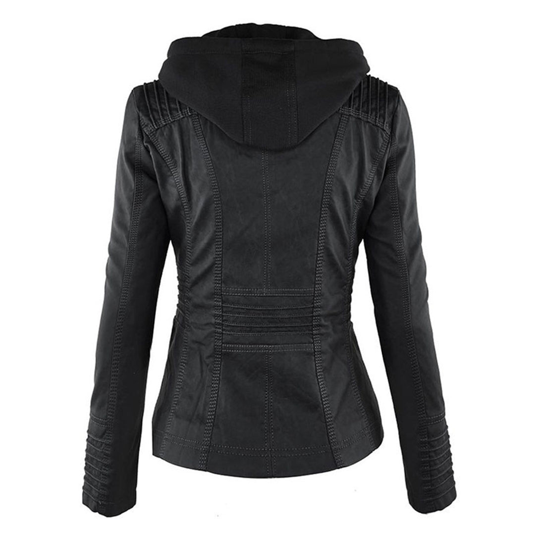 Modelo luciendo la chaqueta Aurora con capucha puesta