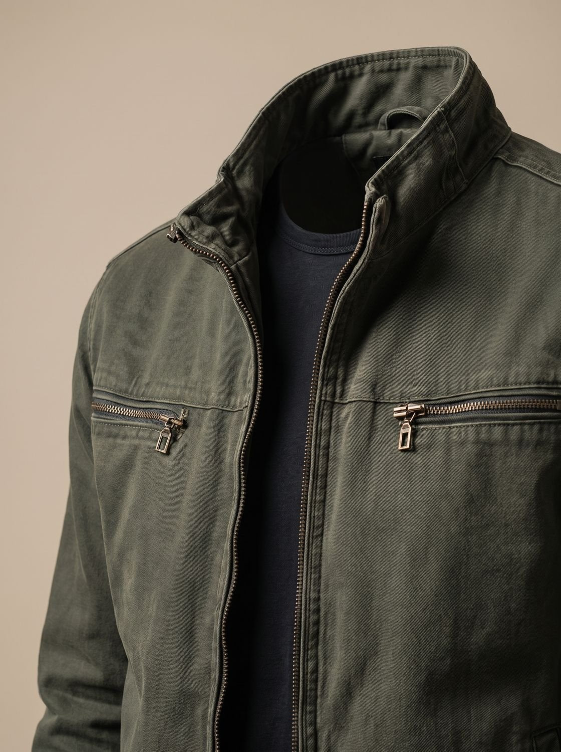Cazadora bomber RENDRIC en look casual con vaqueros oscuros