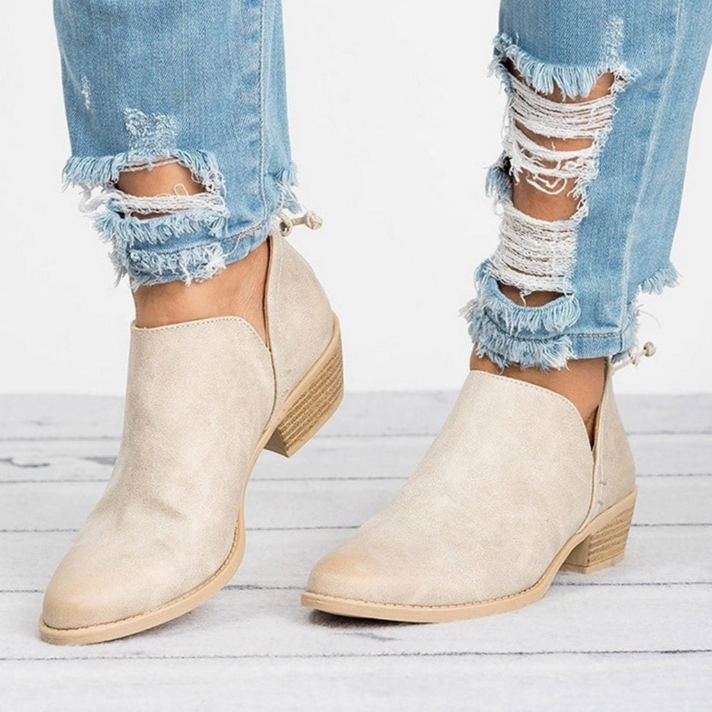 Botines RENNA combinados con vaqueros para un look casual diario