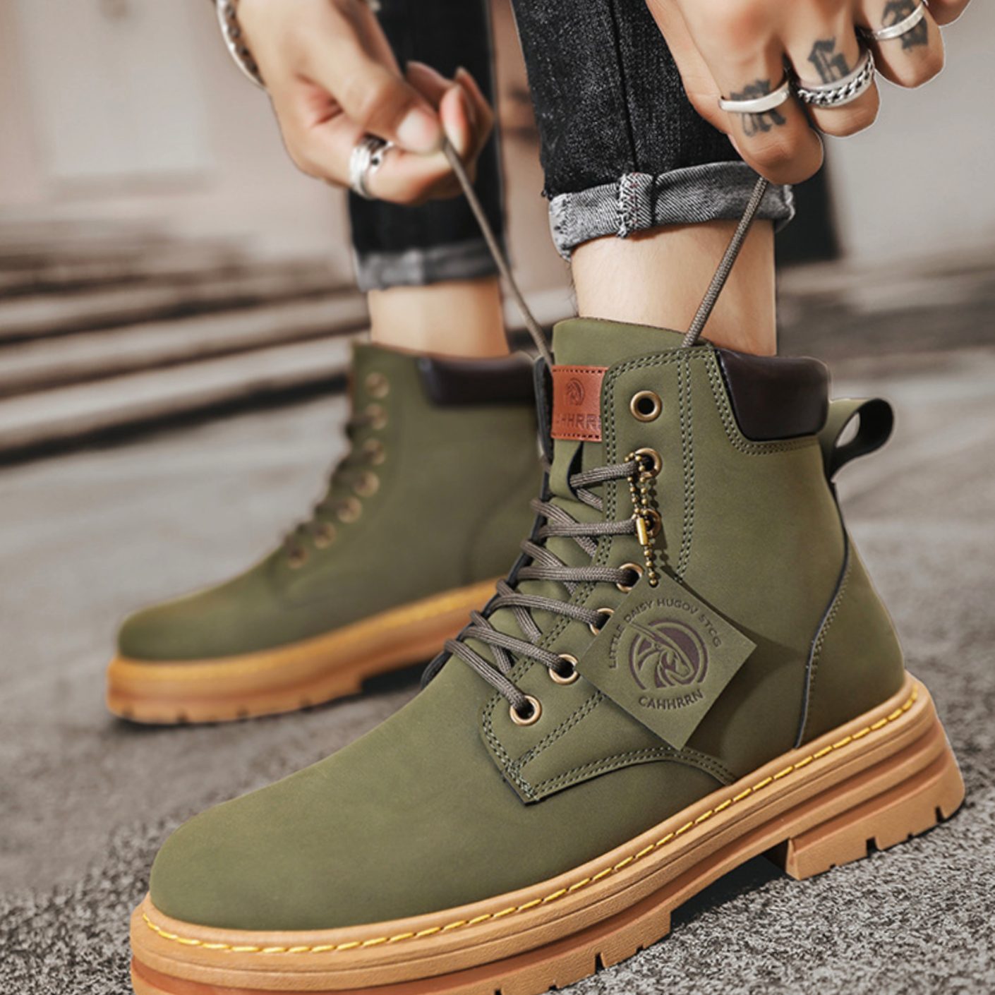 Botas resistentes de senderismo combinadas con look casual masculino