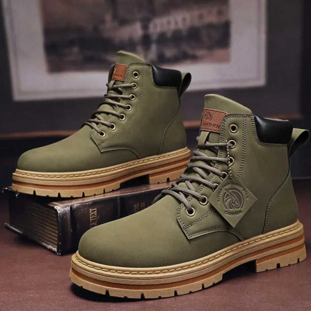 Vista frontal de las botas con cordones y sistema multi-ojal ajustable