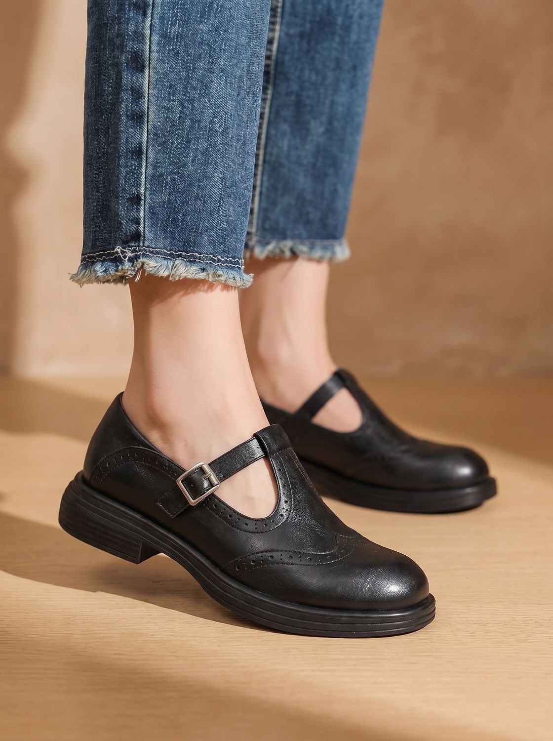 Zapatos merceditas vintage brogue con tira en T y hebilla para mujer, vista frontal