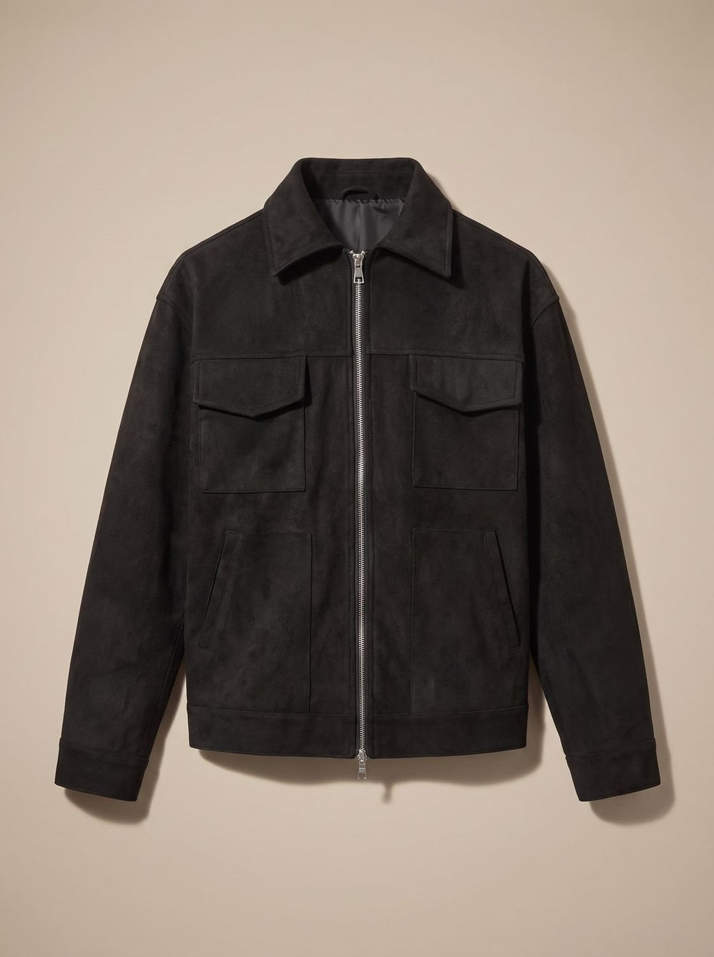 Chaqueta de ante con corte regular combinada con camiseta y vaqueros