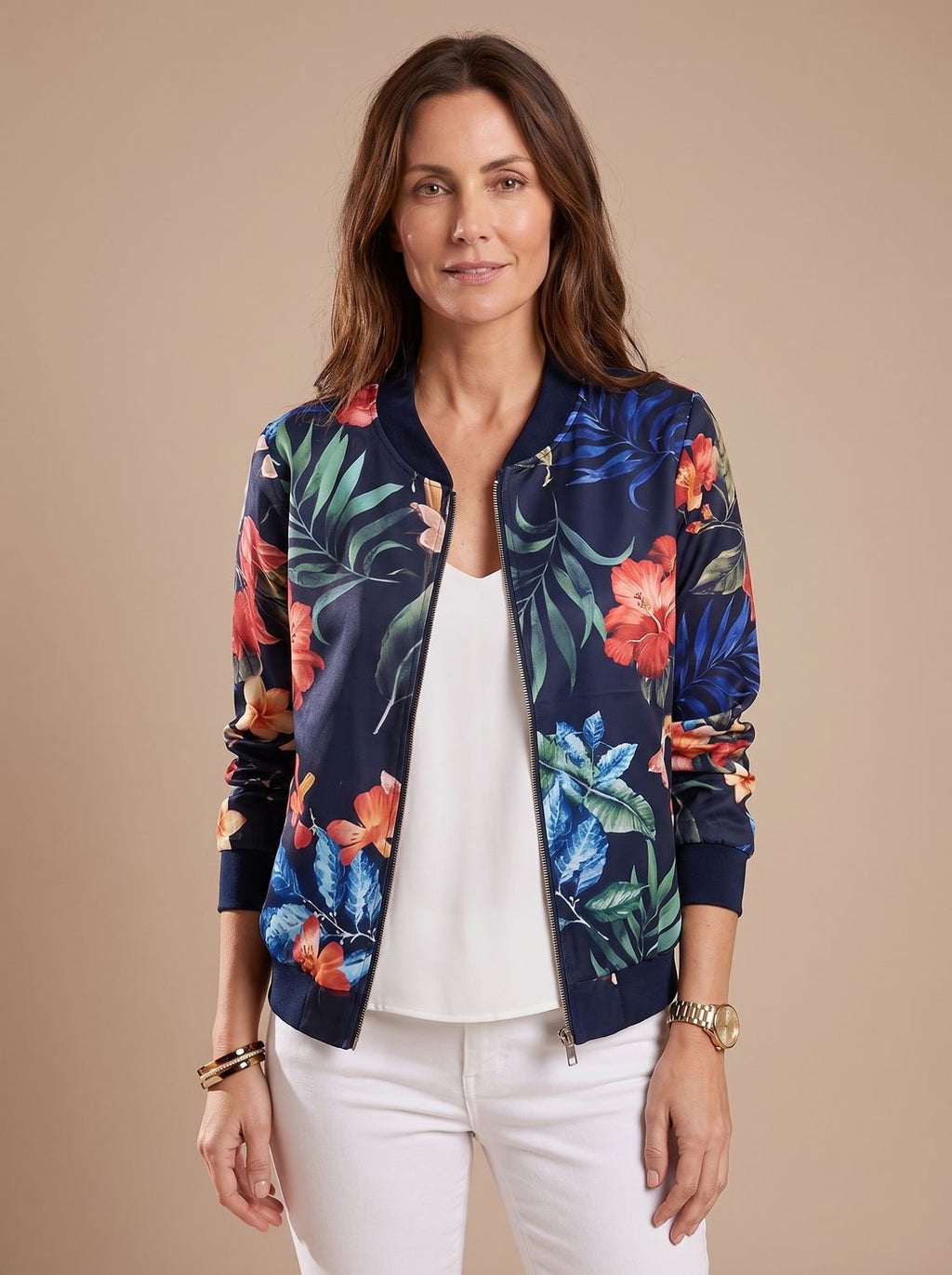 Vista trasera de la cazadora bomber con estampado floral