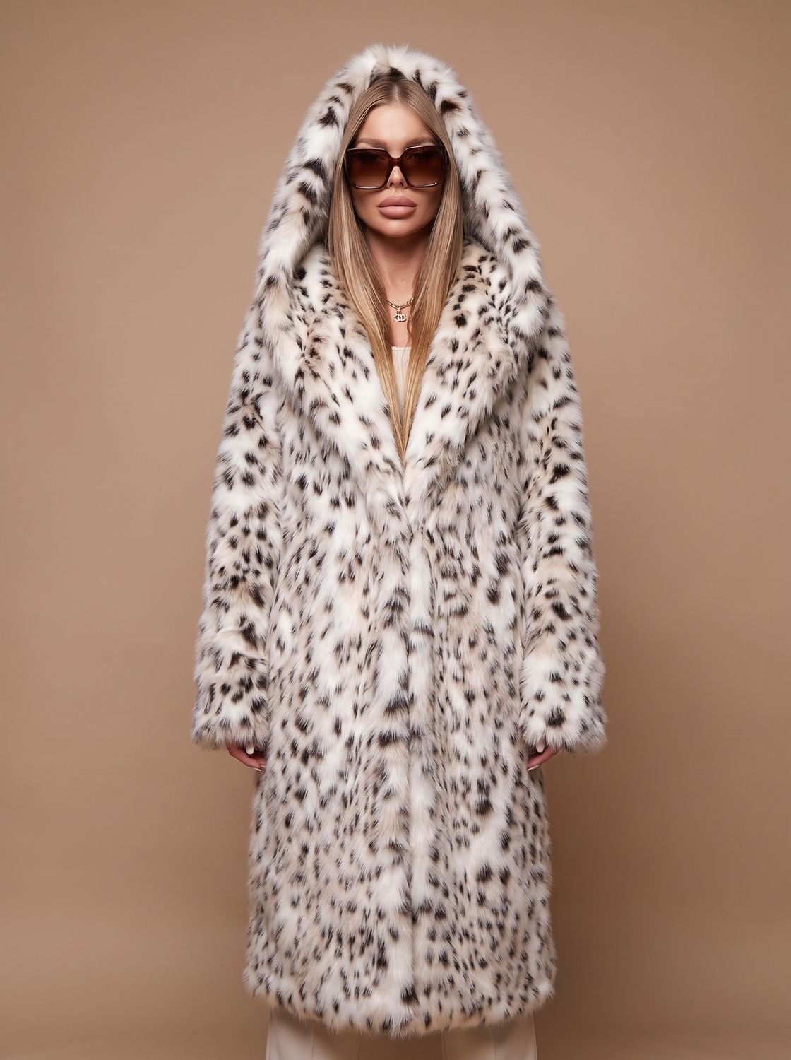 Abrigo midi de leopardo abierto mostrando el forro interior suave