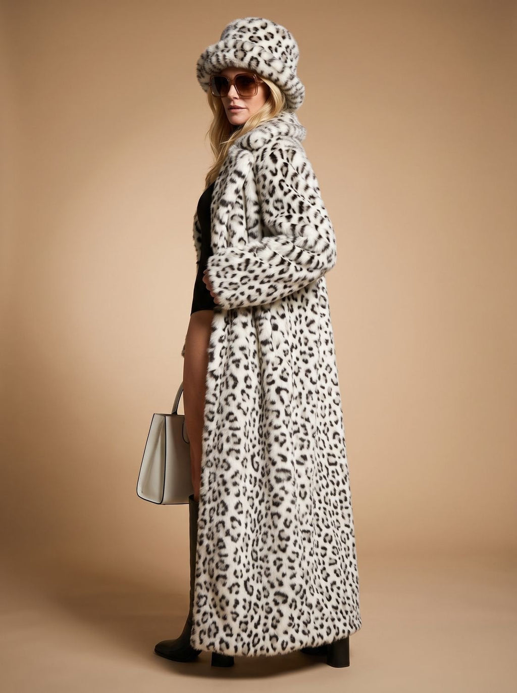 Abrigo de leopardo de mujer combinado con look casual para uso diario