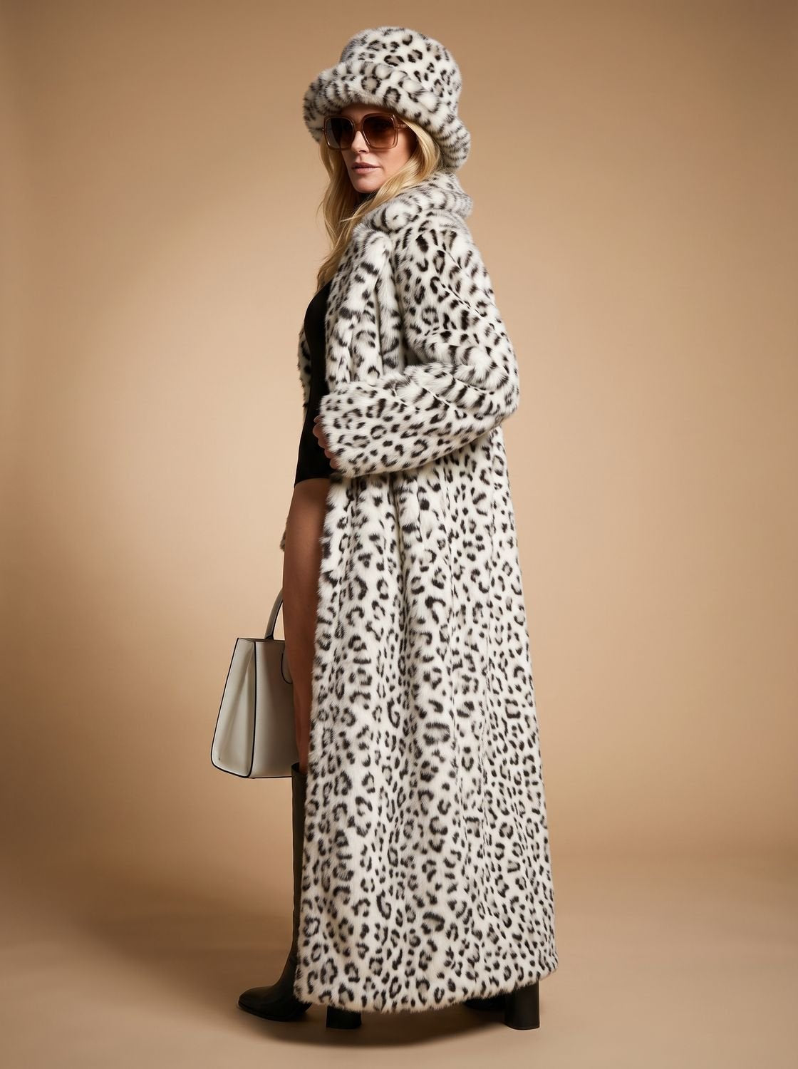 Abrigo de leopardo de mujer combinado con look casual para uso diario