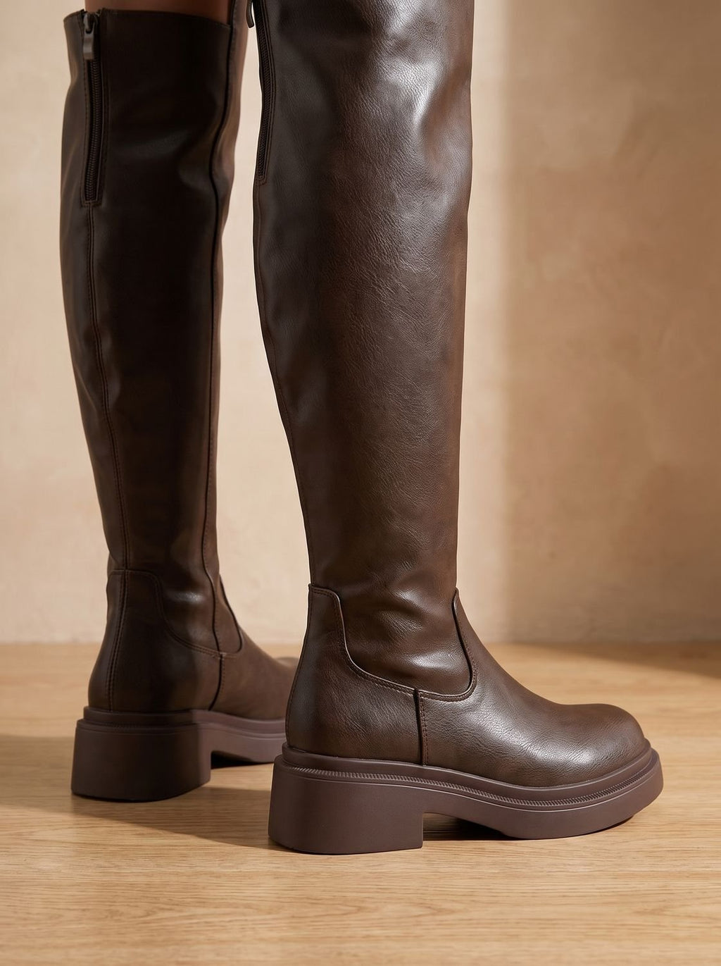 Botas altas planas de mujer ideales para looks de otoño e invierno