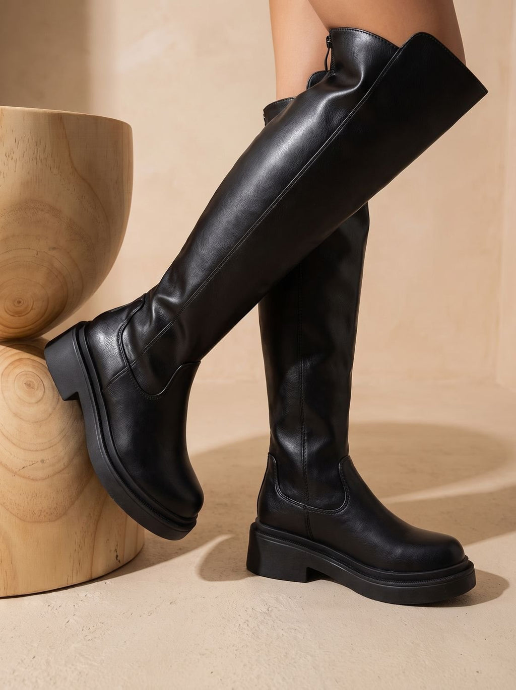Botas planas altas combinadas con vaqueros ajustados para look casual