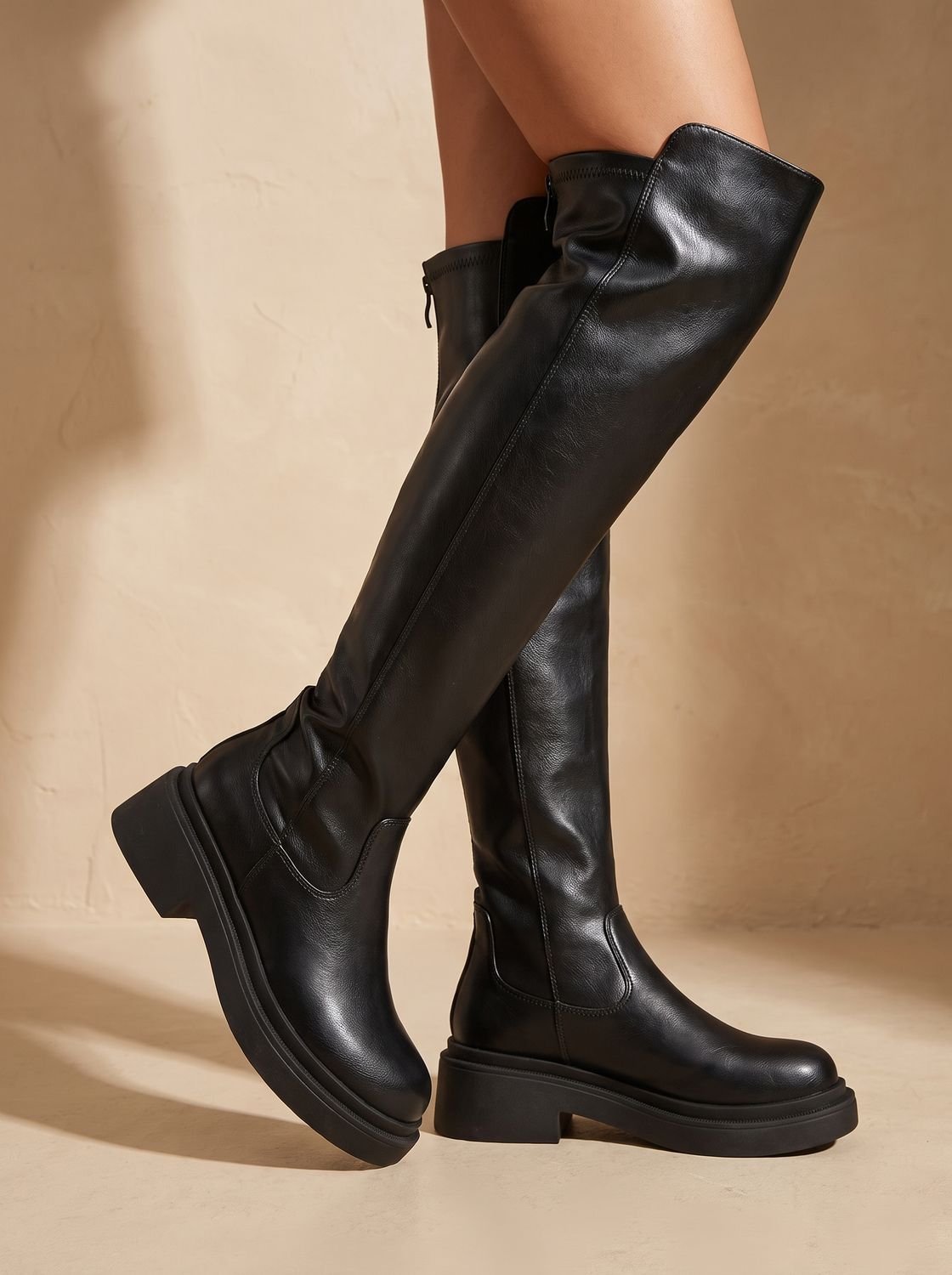 Botas over the knee planas combinadas con minifalda para look de noche