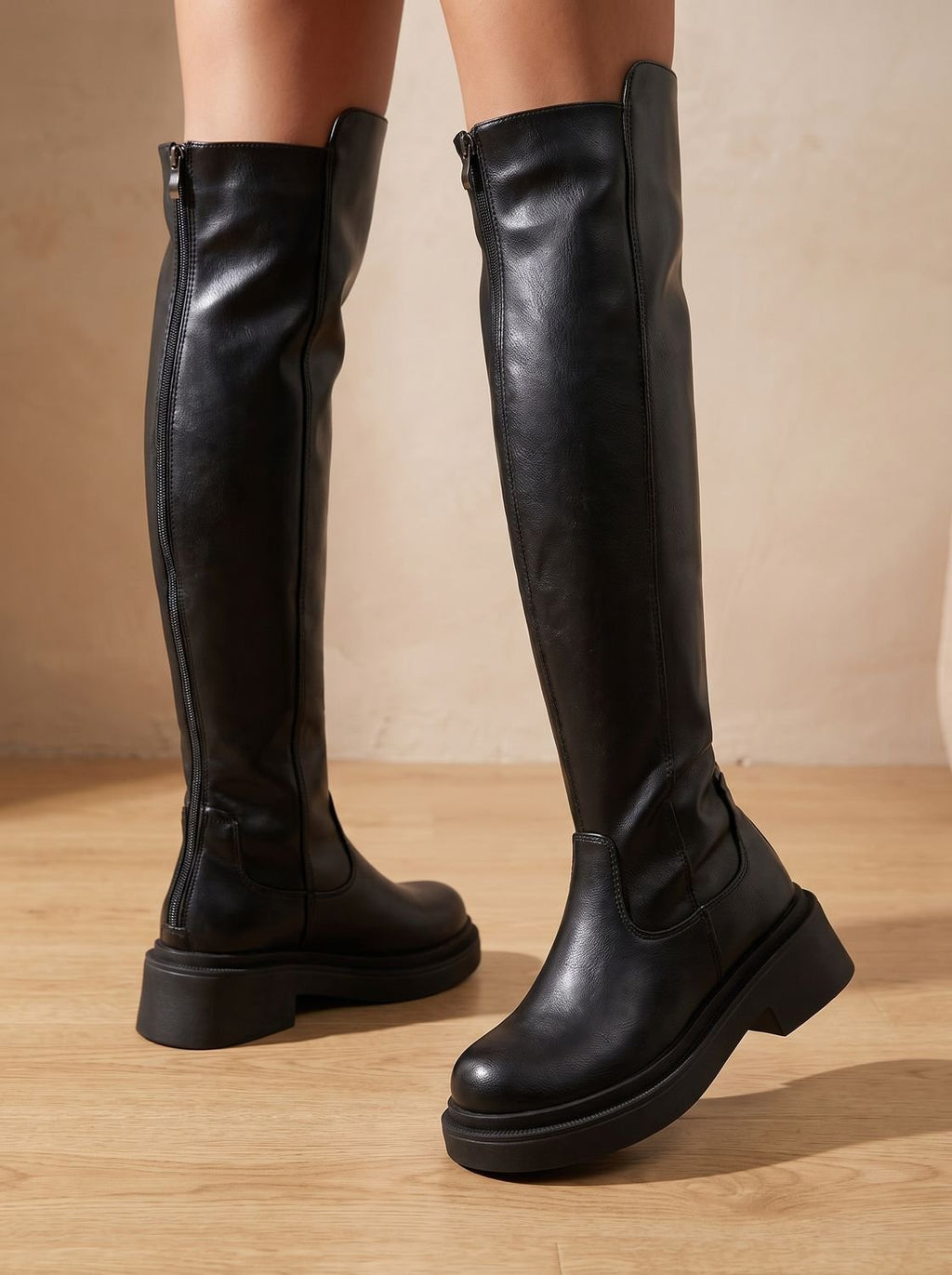 Detalle de la suela plana antideslizante de las botas altas de mujer