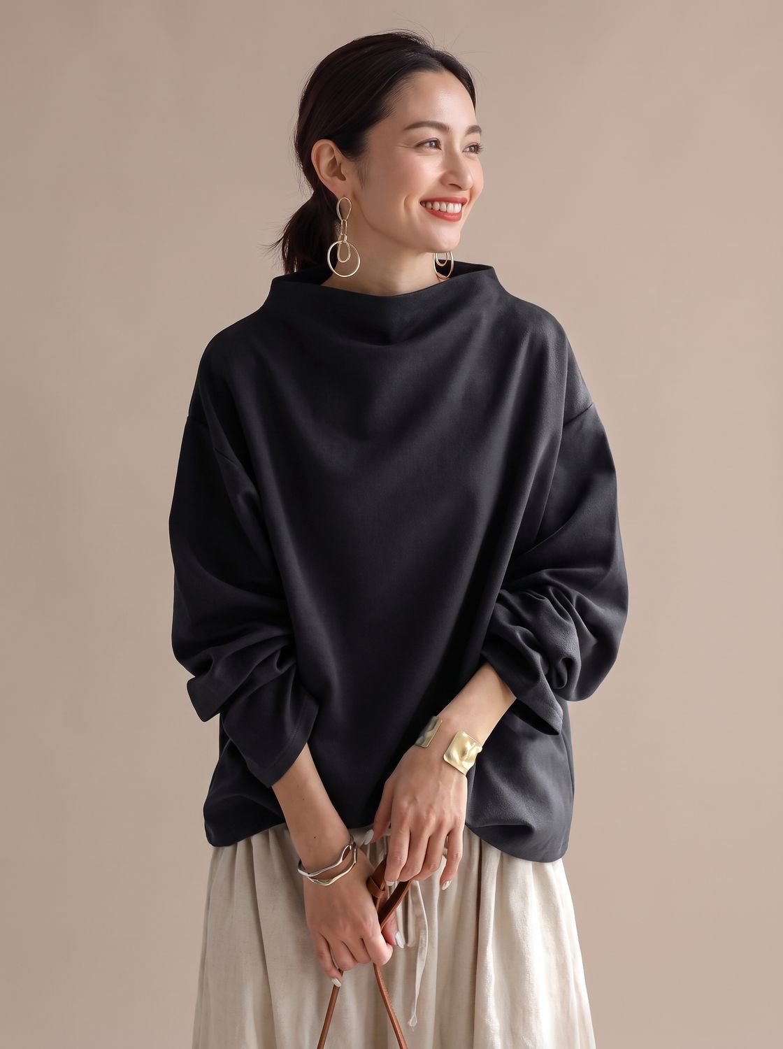 Detalle de la manga larga y el tejido de la camiseta de cuello alto