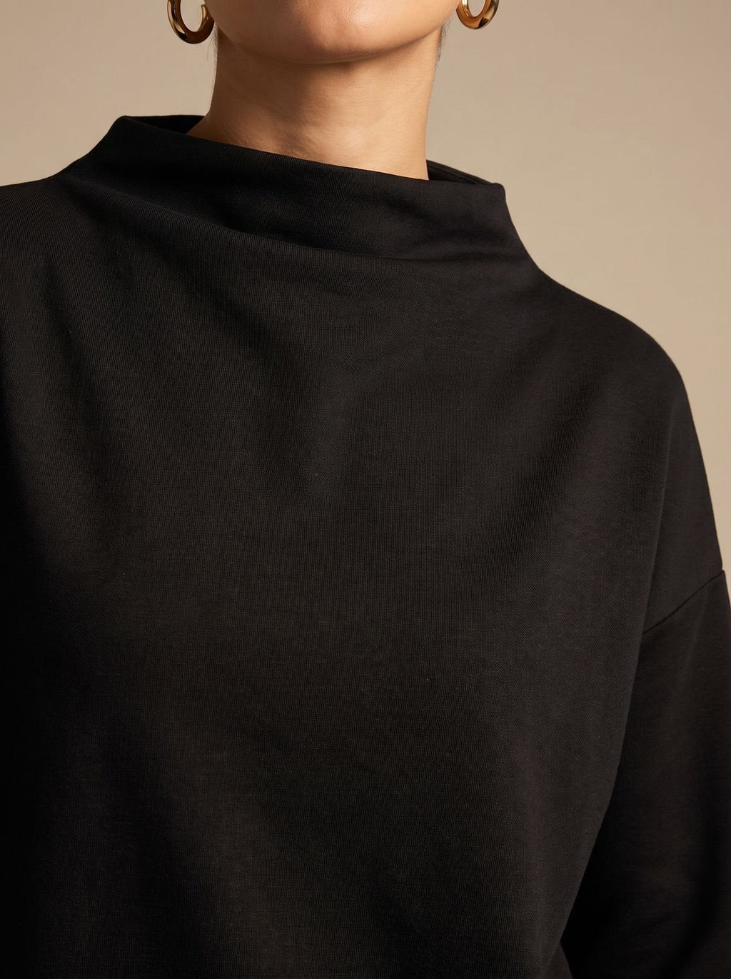 Vista trasera de la camiseta de cuello alto de manga larga para mujer