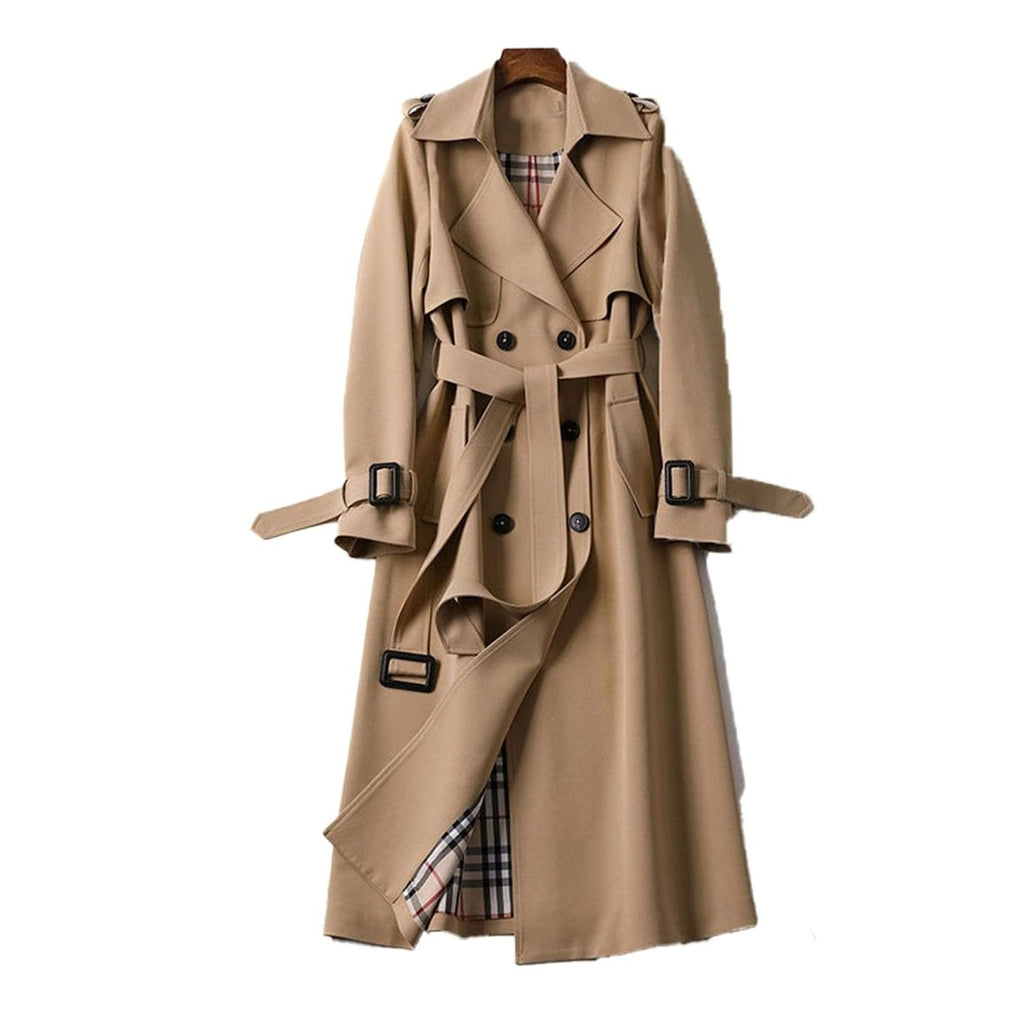 Mujer con gabardina larga cruzada y cinturón en tono beige, estilo trench clásico