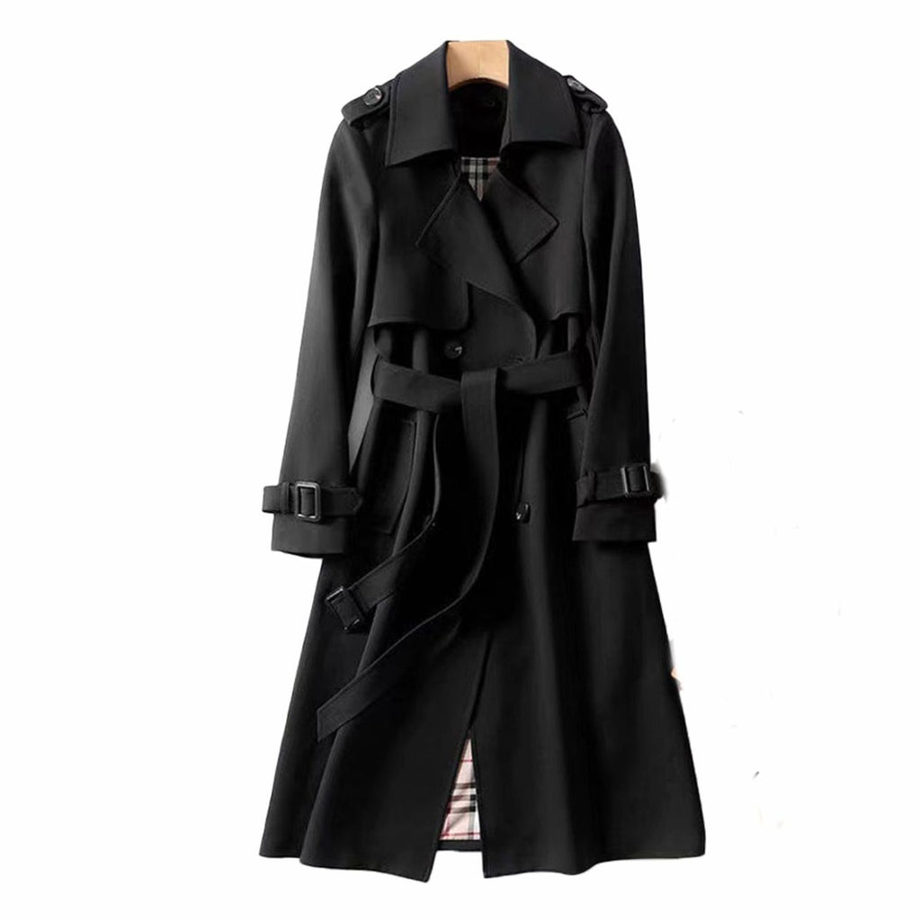 Detalle del cierre cruzado con botones negros de la gabardina longline