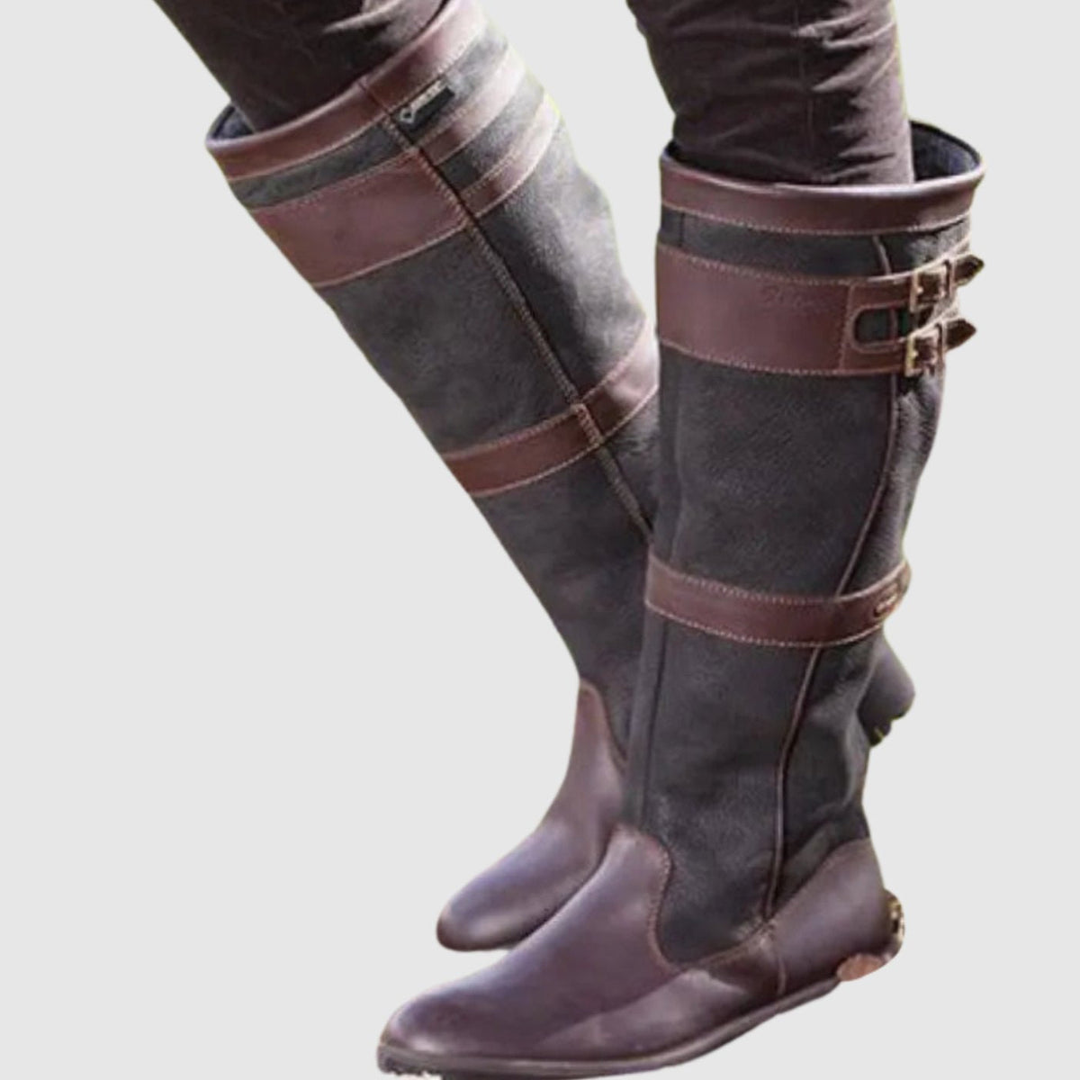 Bota alta hasta la rodilla combinada con look casual de mujer