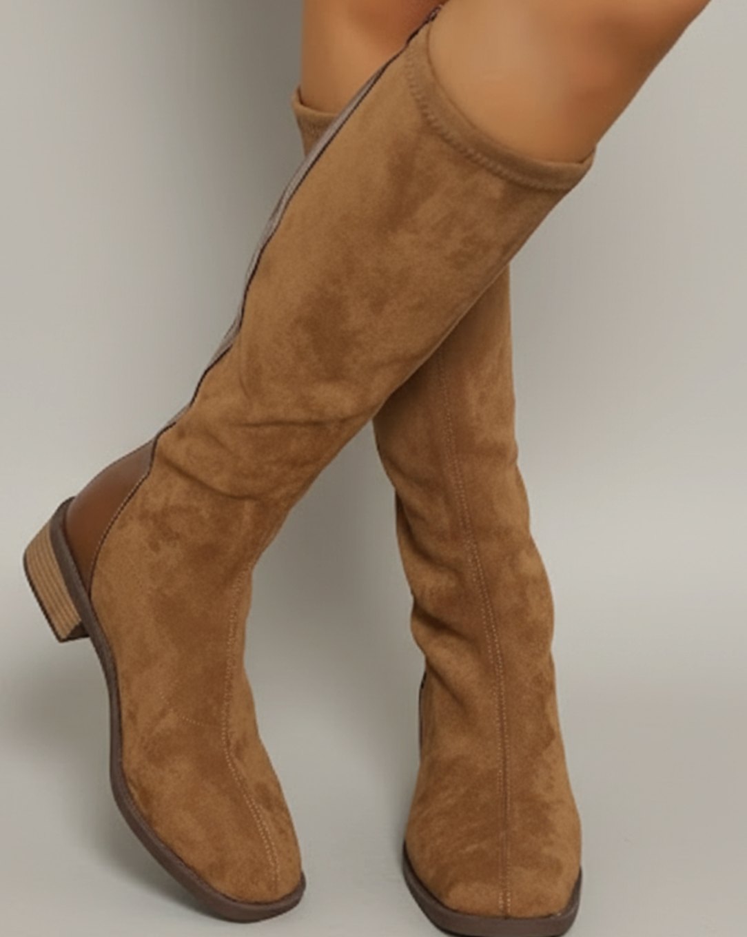 Botas altas efecto ante combinadas con look casual de otoño