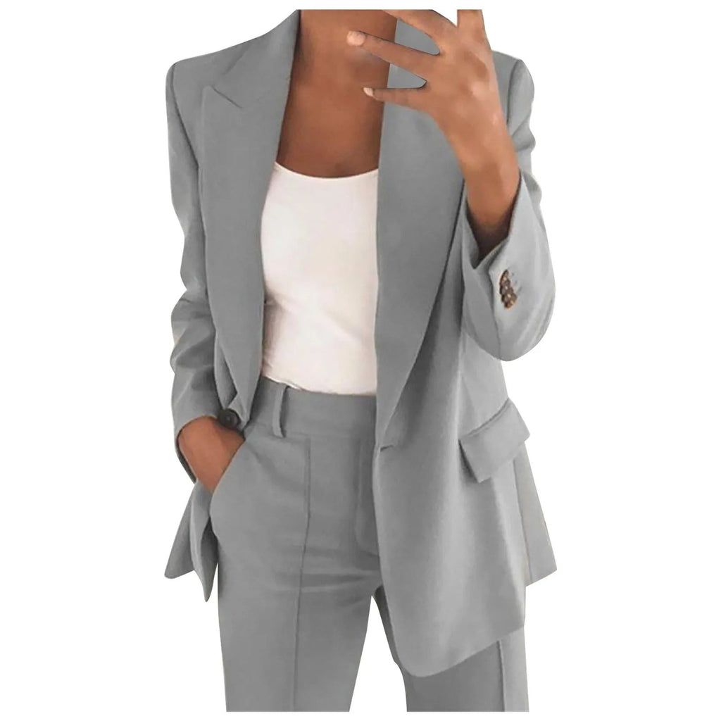 Conjunto Nerea combinado con top básico para un look profesional