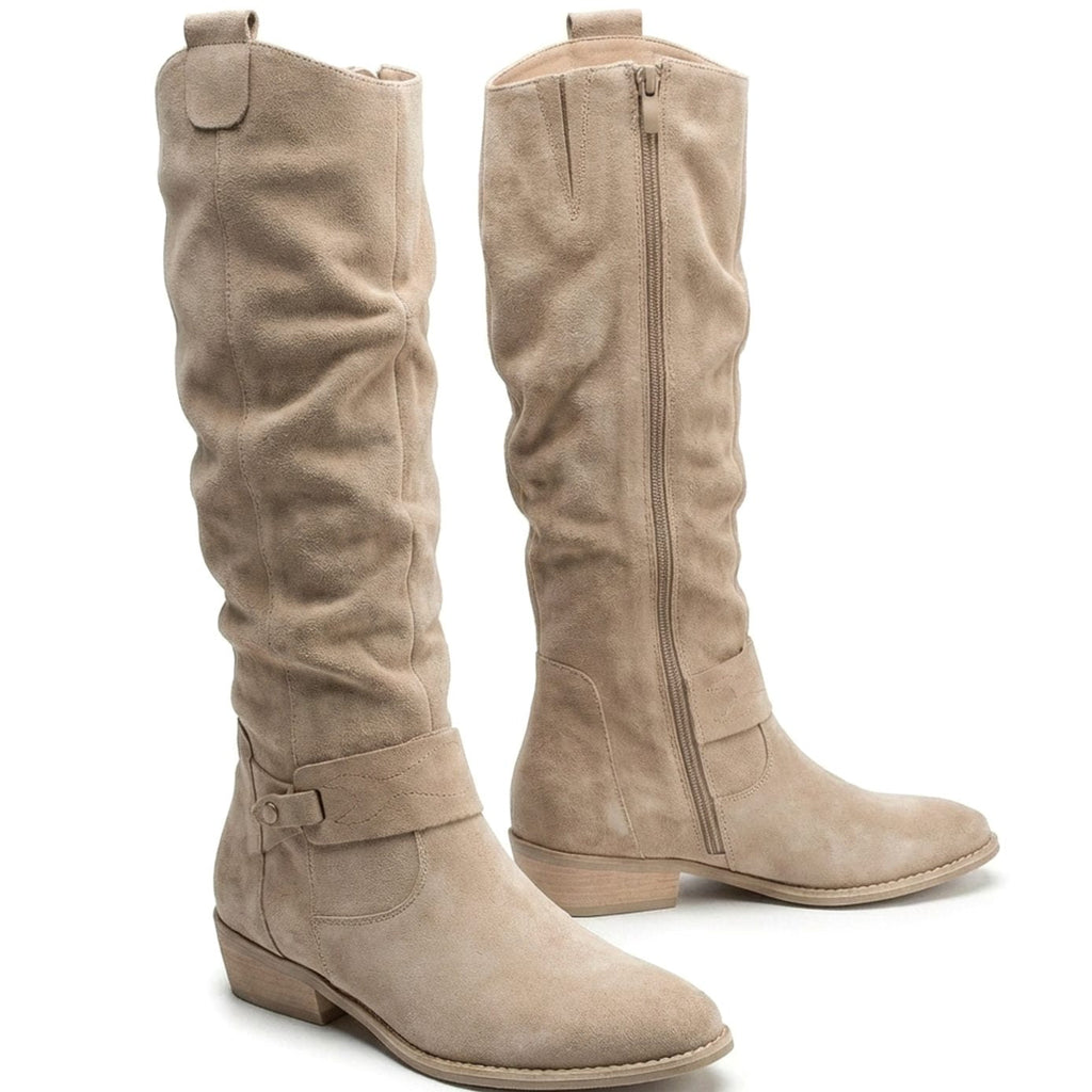 Detalle del tacón ancho bajo de las botas altas hasta la rodilla