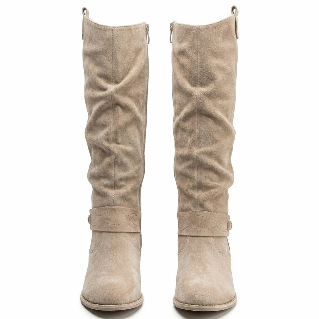 Botas altas fruncidas combinadas con look casual de vaqueros