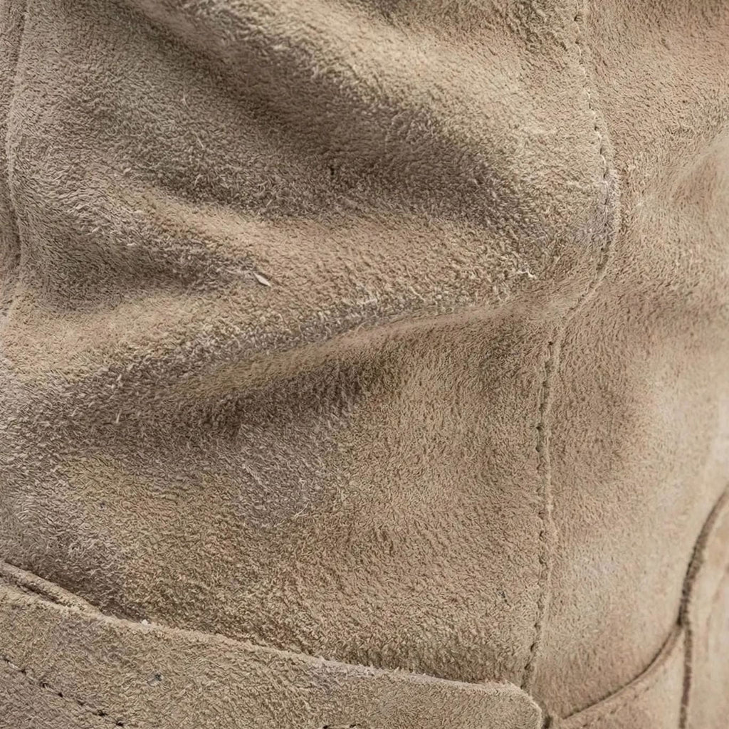 Detalle de la correa decorativa en el tobillo de las botas