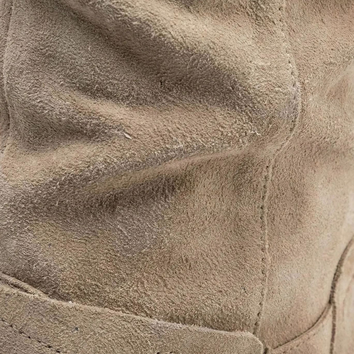 Detalle de la correa decorativa en el tobillo de las botas