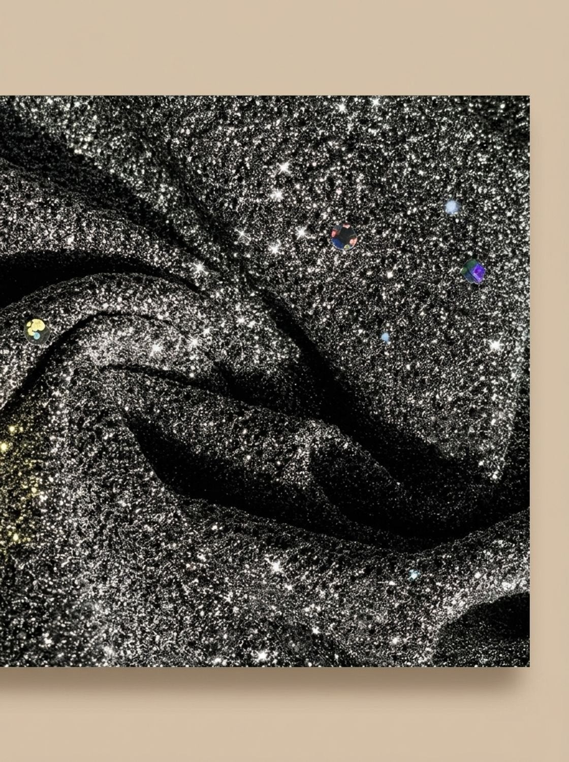 Detalle de la manga larga del vestido brillante de cóctel