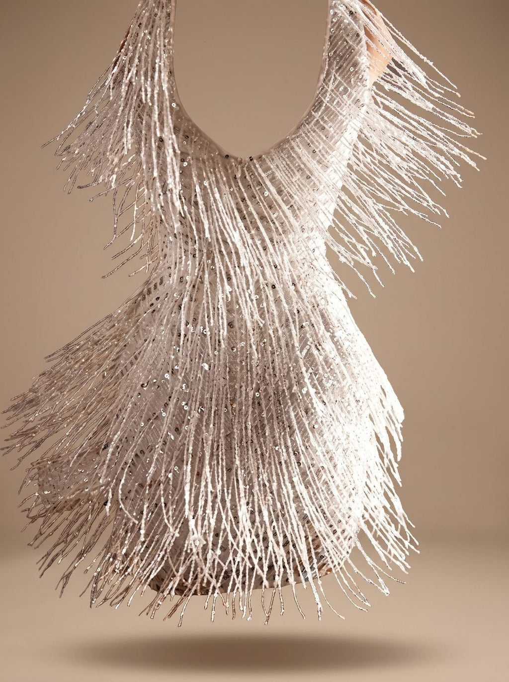 Espalda del vestido mini de lentejuelas sin mangas