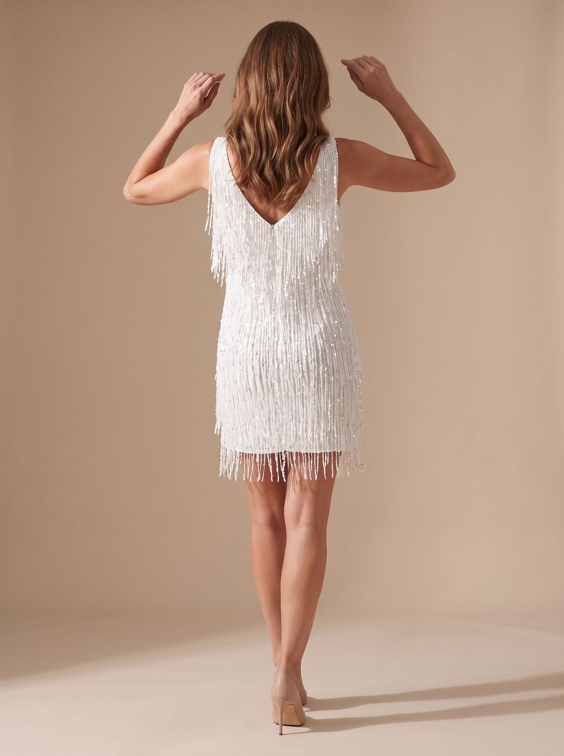 Vestido corto de fiesta con flecos en el bajo