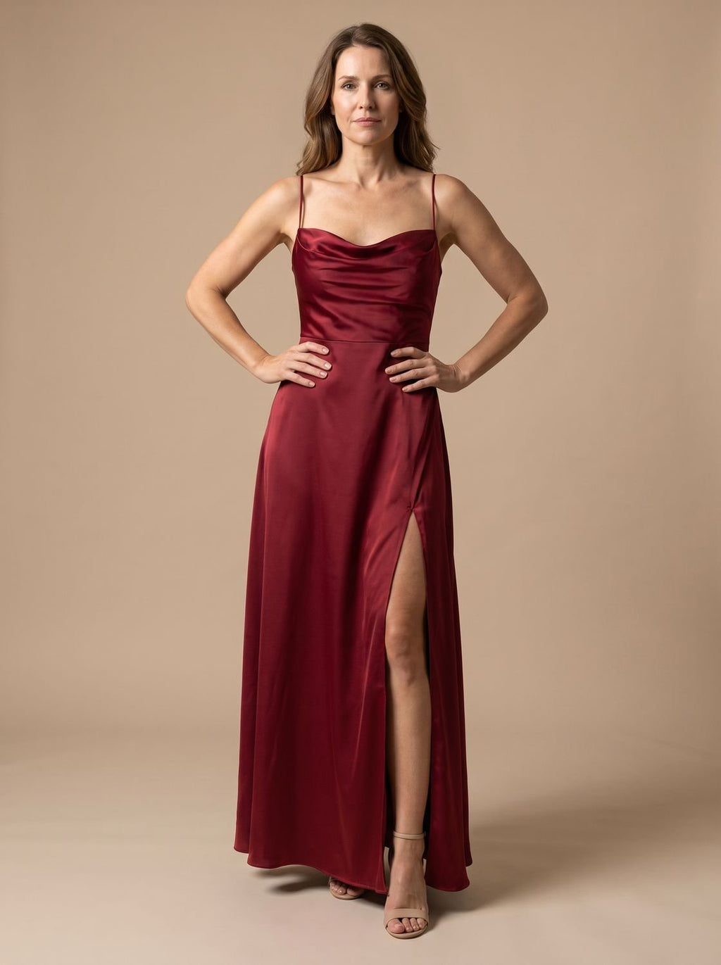 Vestido largo de satén Aurelia con cuello drapeado y abertura frontal