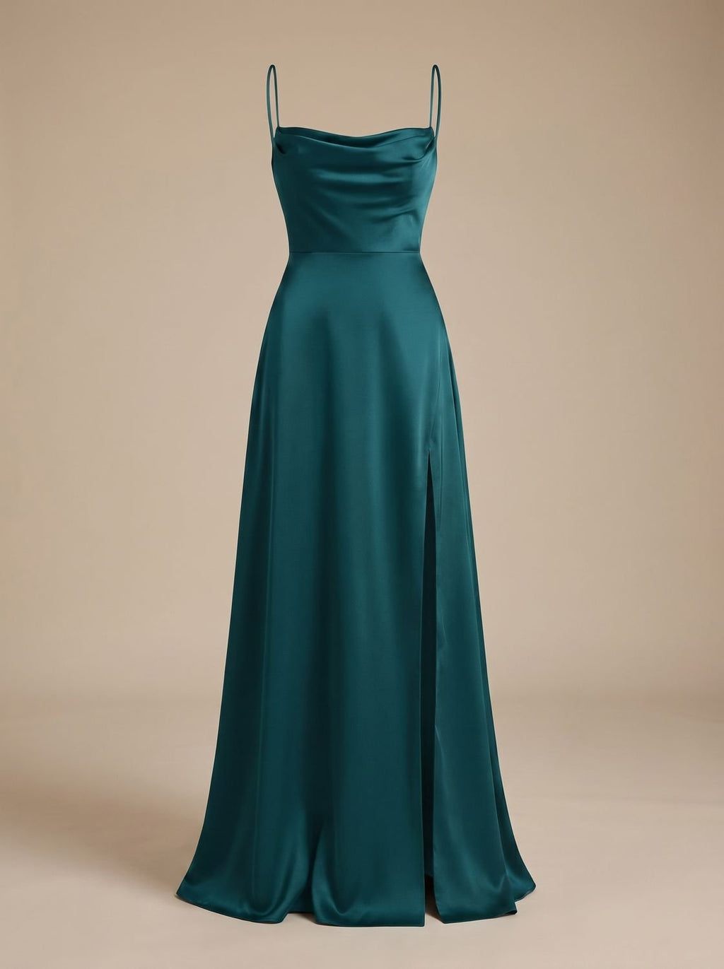 Vestido Aurelia de satén combinado con sandalias de tacón