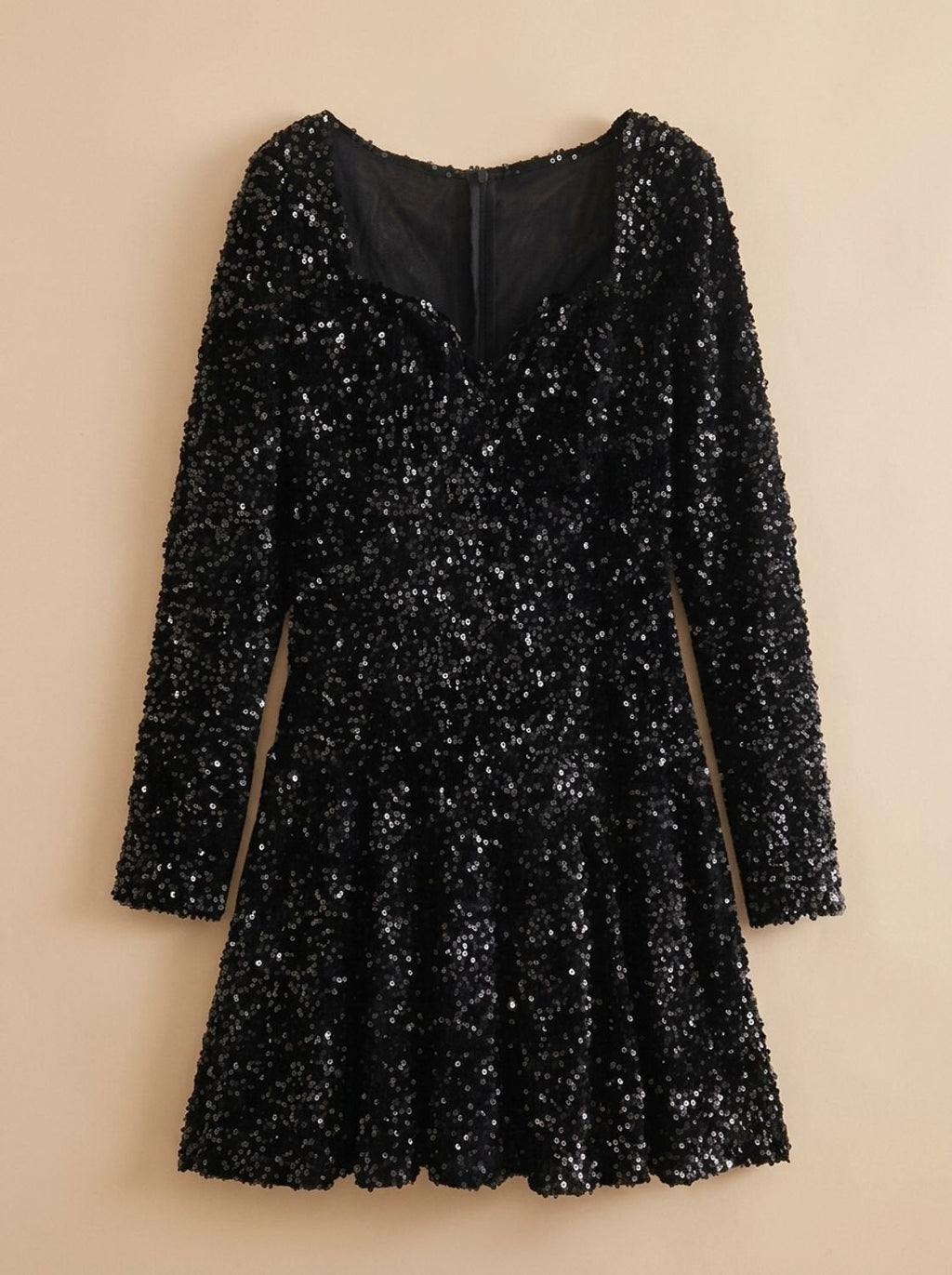 Modelo luciendo el vestido de lentejuelas negro de manga larga