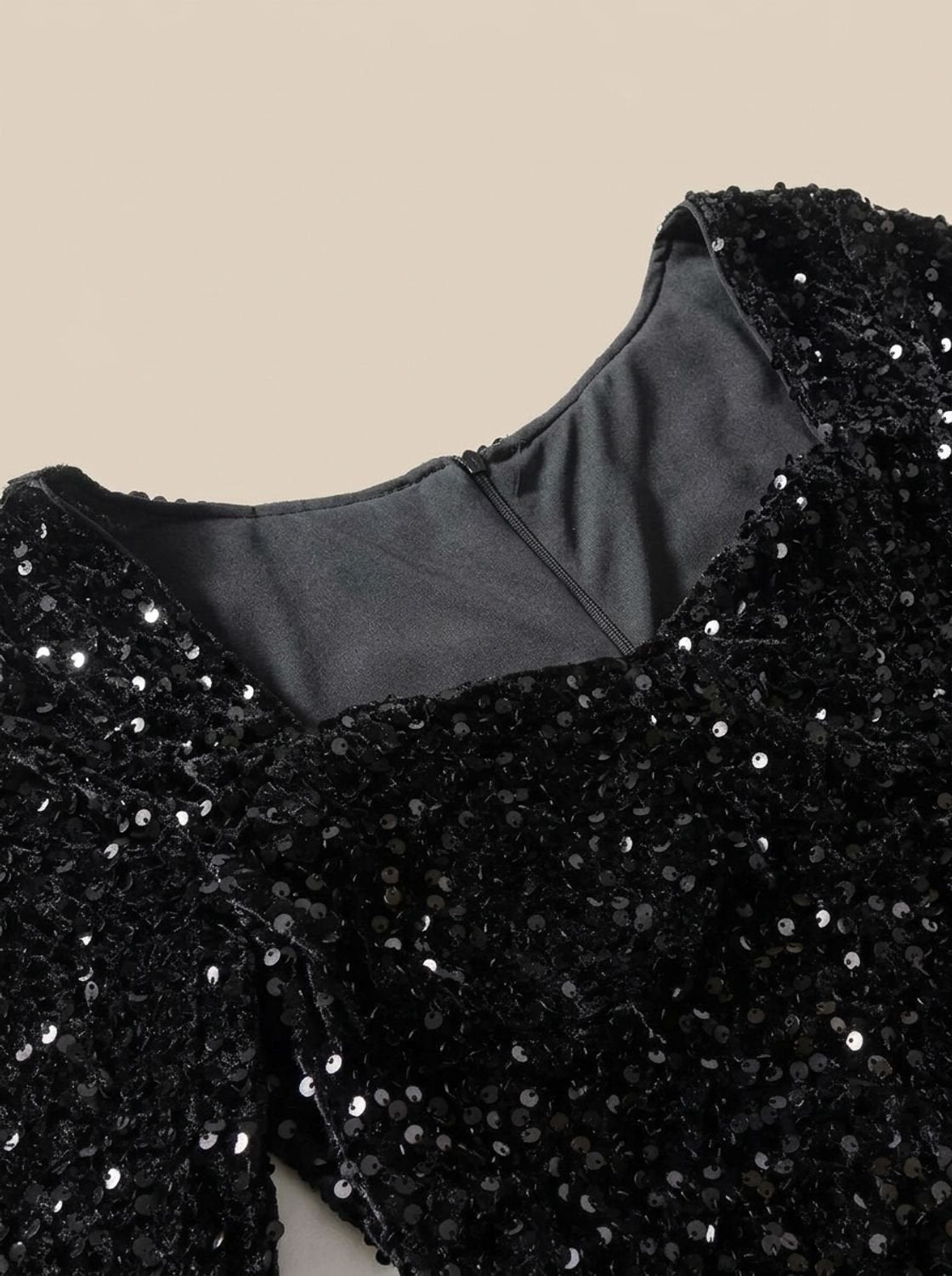 Vista trasera del vestido corto de lentejuelas con mangas largas