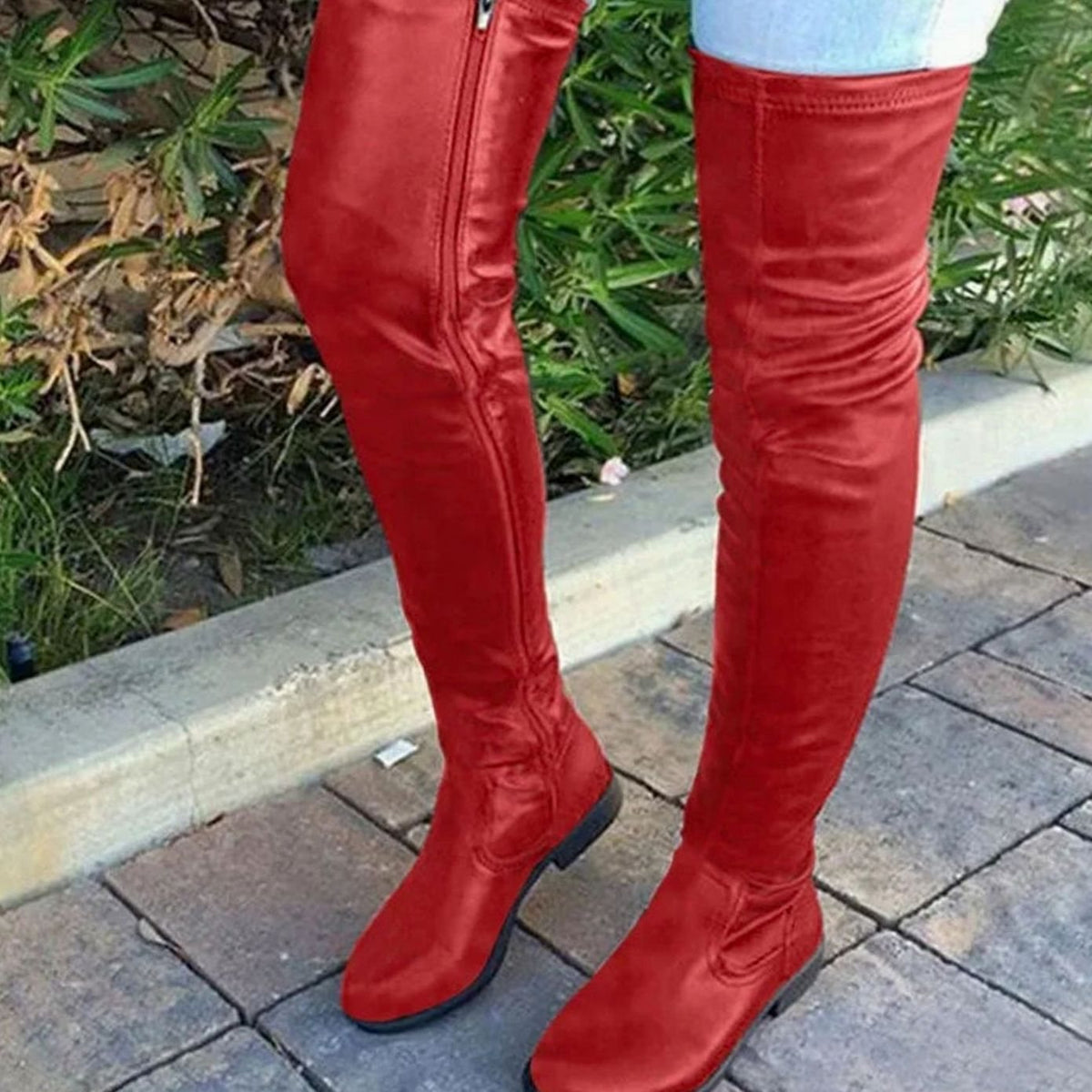 Detalle del tacón grueso y la caña slim de las botas altas de mujer
