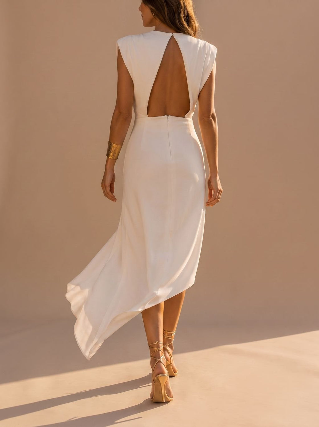 Vestido midi sin mangas con hombreras estructuradas, vista lateral