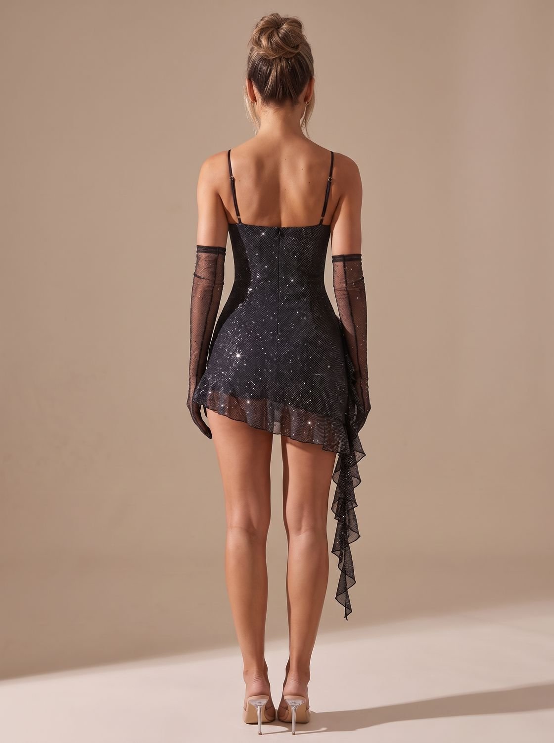 Detalle del bajo con volantes del vestido de fiesta con purpurina