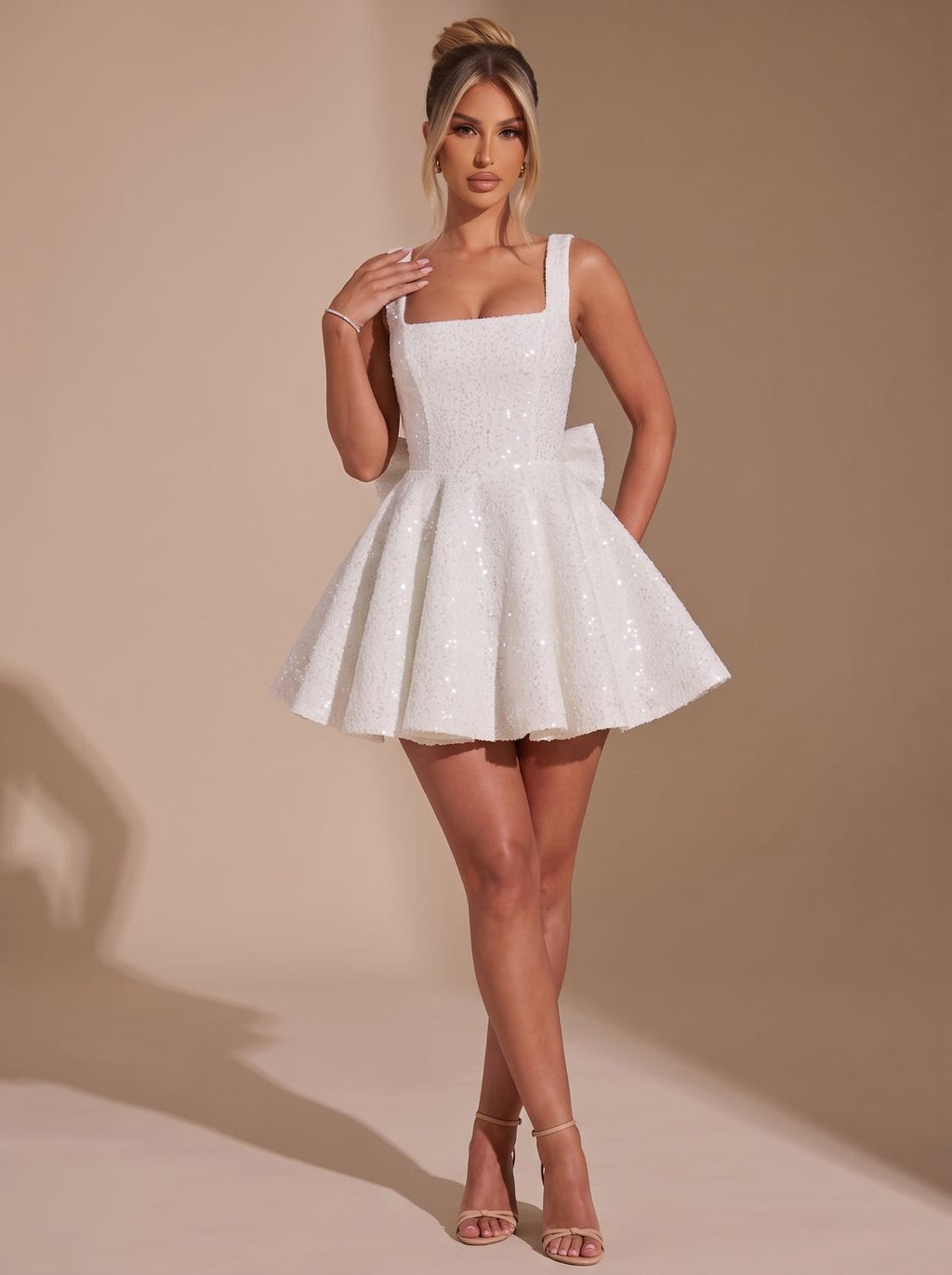 Look completo con vestido de lentejuelas para celebraciones nocturnas