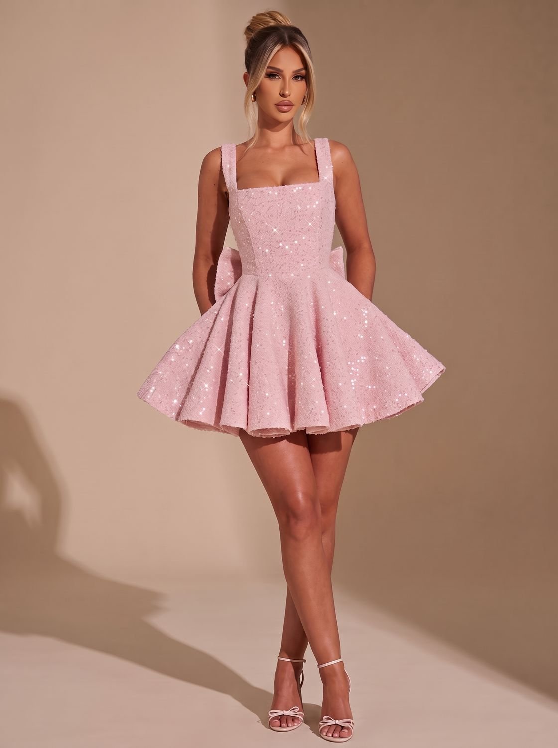 Detalle del lazo lateral en vestido de lentejuelas fit-and-flare