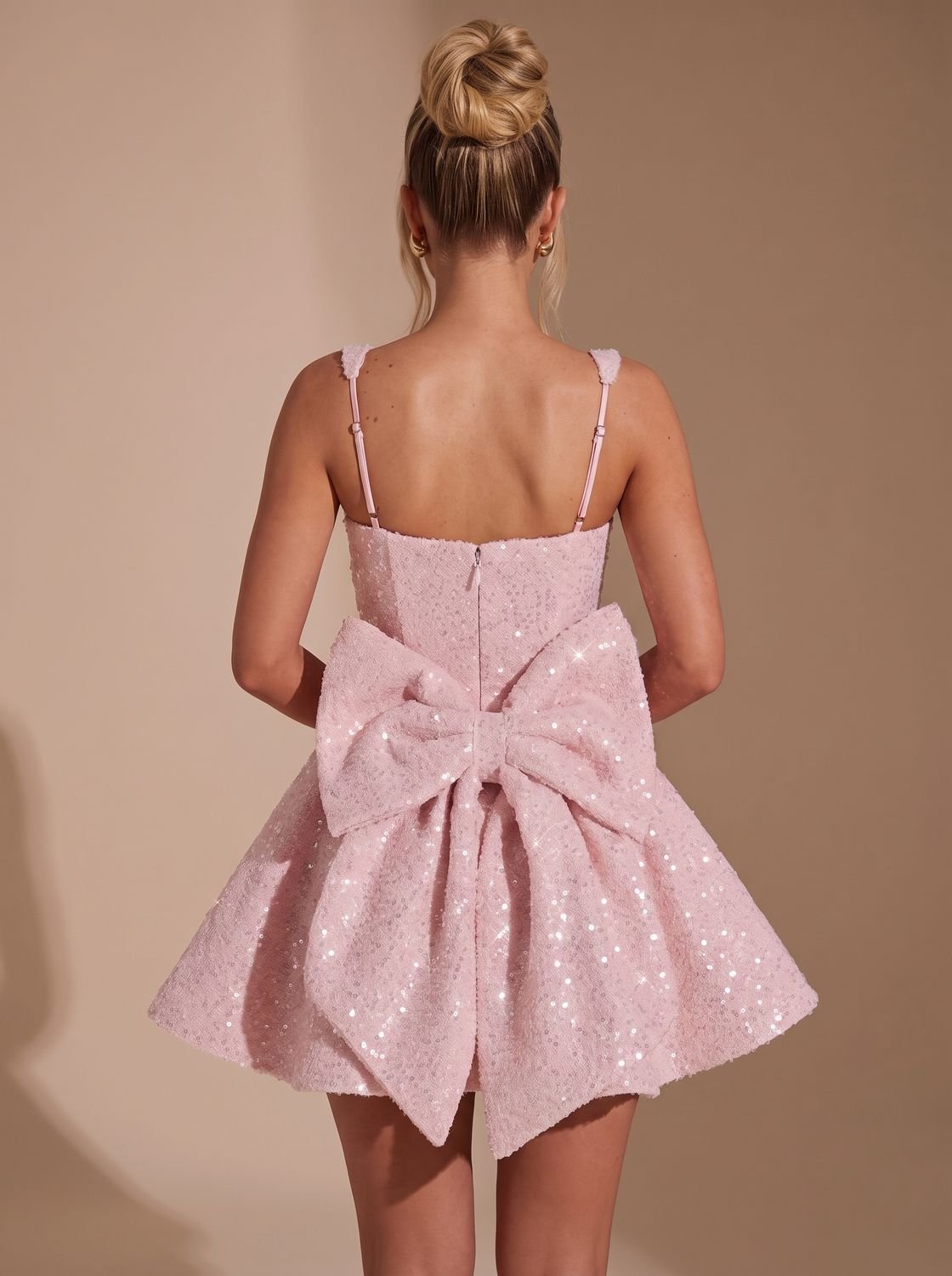 Vestido mini brillante de lentejuelas visto de frente