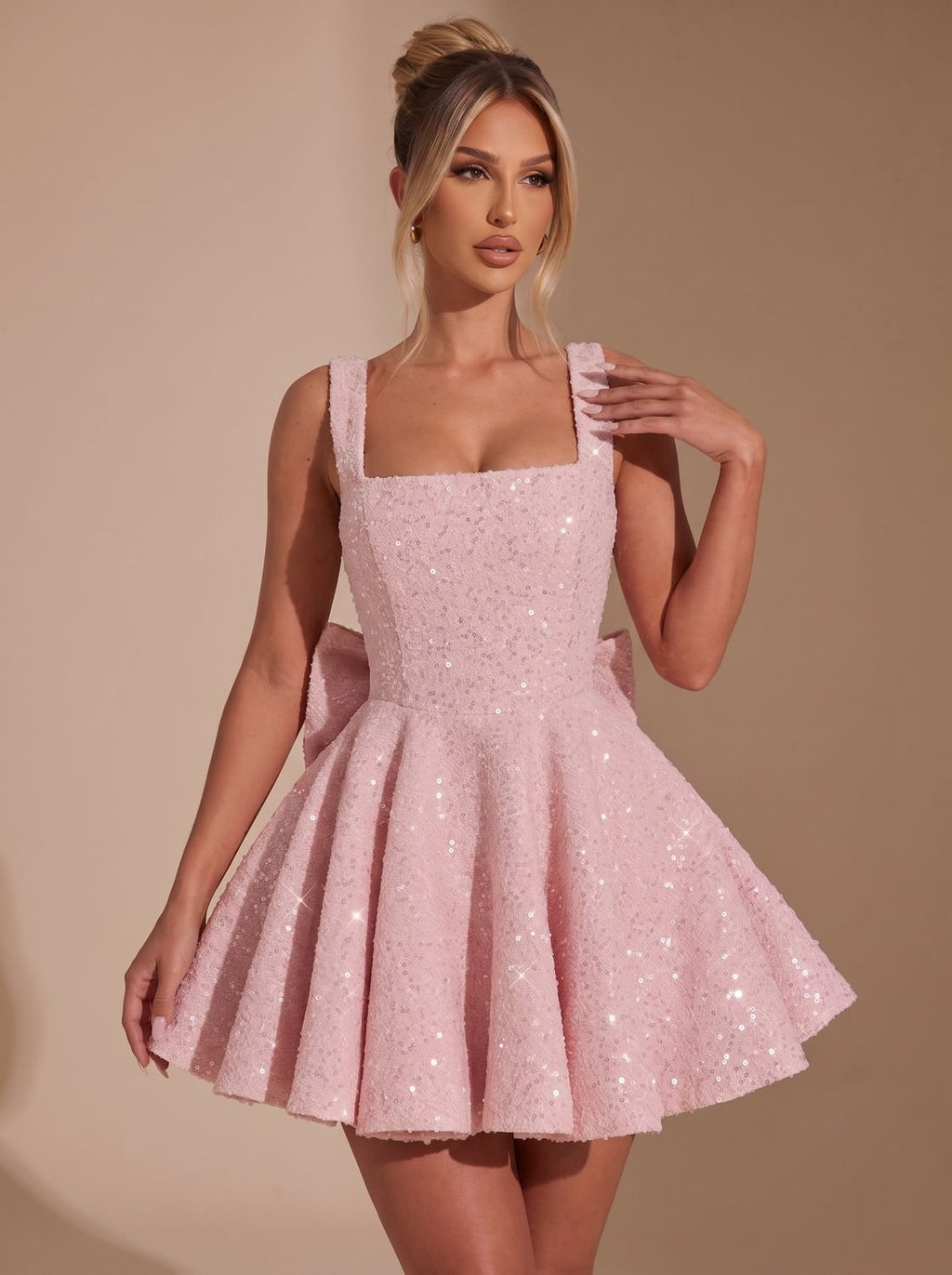 Modelo luciendo vestido de lentejuelas ideal para Nochevieja