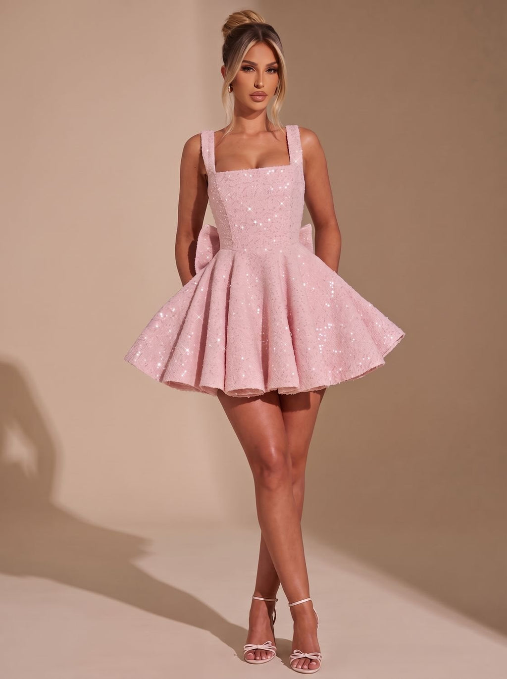 Vestido corto de fiesta combinado con tacones y clutch