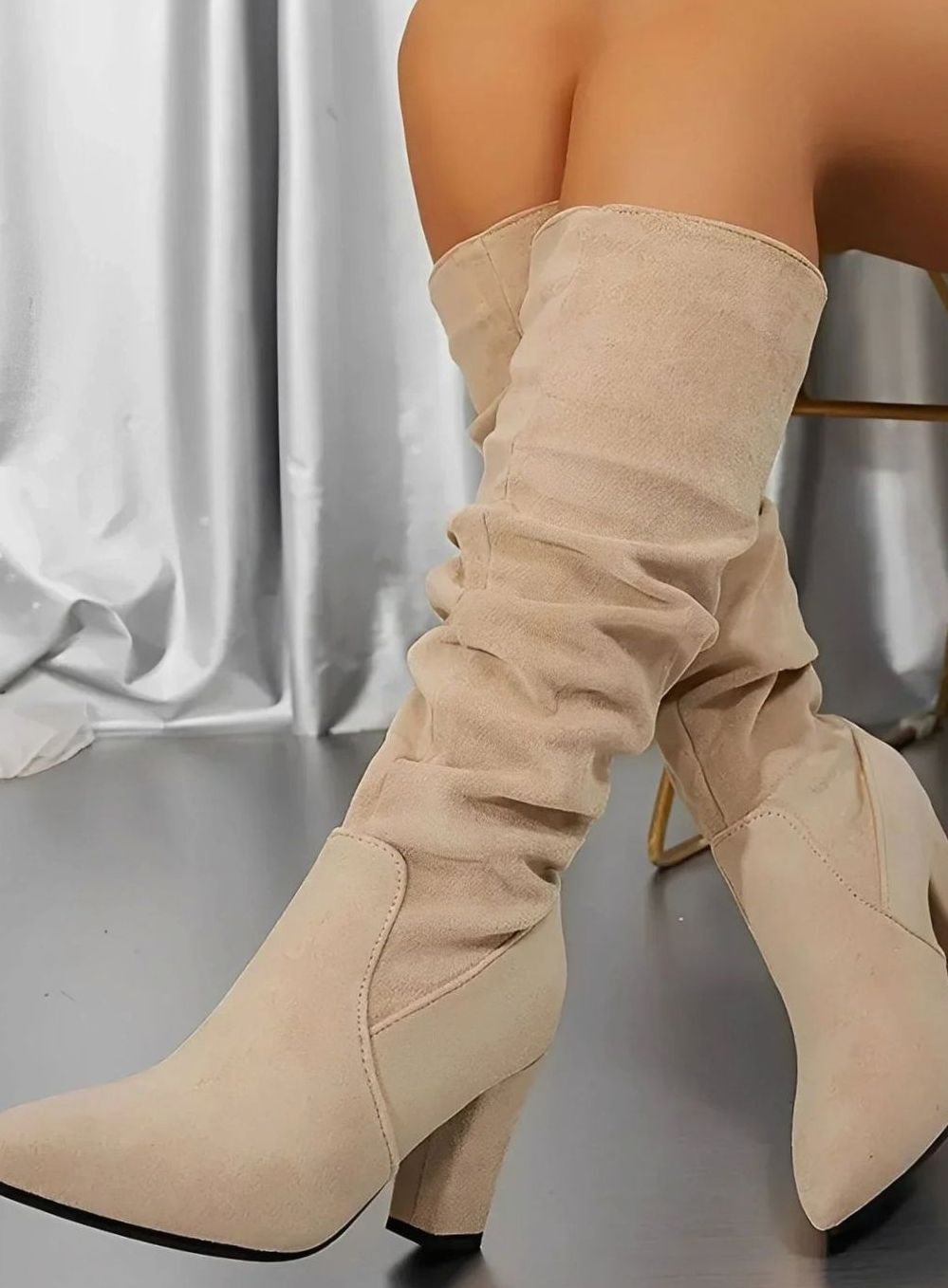 Botas hasta la rodilla en color negro combinadas con look casual