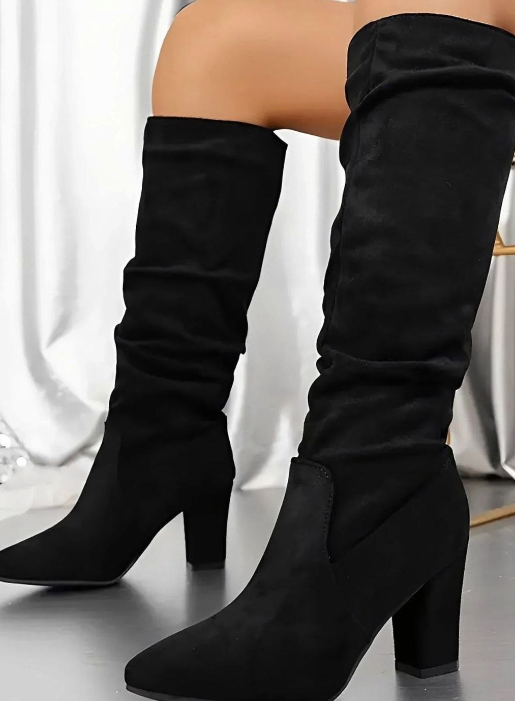 Vista completa de las botas altas fruncidas en tres colores disponibles
