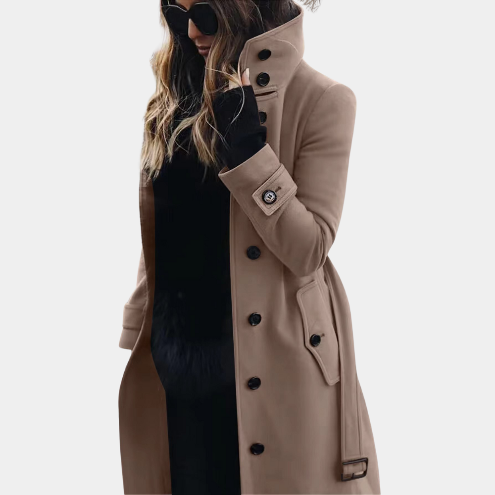 Mujer con abrigo trench largo de color camel y cinturón ajustado en la cintura