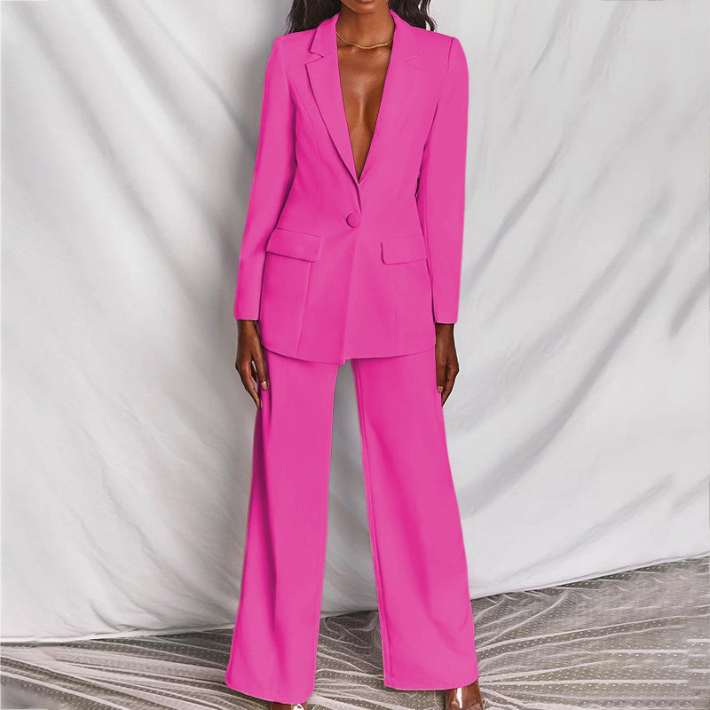 Mujer posando con el conjunto de blazer y pantalón Valentina