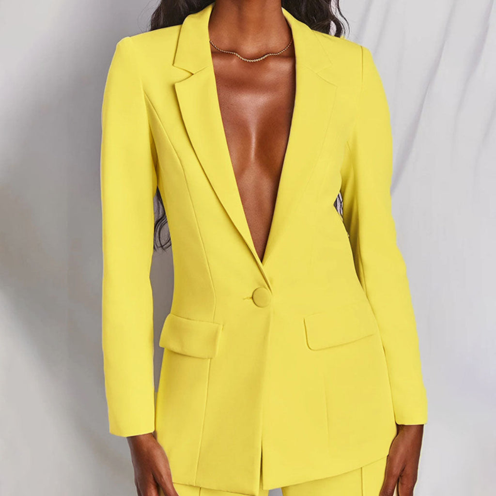 Mujer luciendo el conjunto Valentina con blazer entallado y pantalón a juego